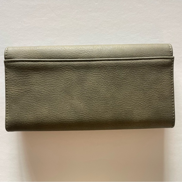 Universal Thread Wallet.Never used. Small Flaw from storage.See pics 4 flaw/meas - Picture 2 of 9